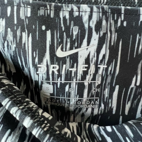 Nike Patterned Capri Leggings - Picture 7 of 7